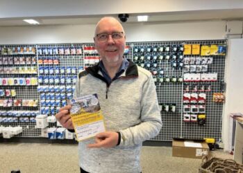 Flyeren til at udfylde i forbindelse med stenskattejagten kan blandt andet fås hos Høj Data på Nørregade i Hirtshals. Foto: Niels Skipper.