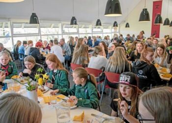 Ældre Sagen i Sindal arrangerer "Danmark Spiser Sammen". Her er det fra et tidligere arrangement på Horne Efterskole.