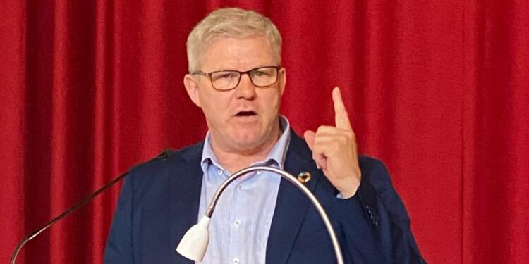Arne Boelt ved et repræsentantskabsmøde i foråret i Vejgaardhallen. Foto: Mai-Britt Beith.