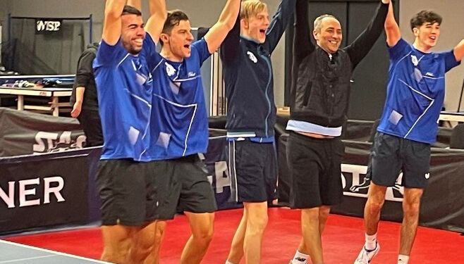 Spillerne fra B75 jubler efter at have vundet første semifinalekamp mod Roskilde. Foto: Niels Chr. Jakobsen.