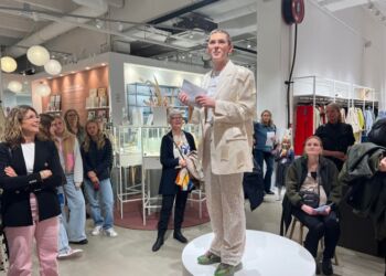 Rosa Oline Jørgensen bød torsdag aften velkommen til modeshow i Bahne. Foto: Hanne Skipper.