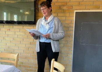 Uddeler Bente Meibom læser regnskabet op.