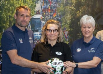Sektionschef Lone Krogh Andersen har været på
besøg hos Dana Cup for at konfirmere samar-
bejdsaftalen. Sektionschefen er her flankeret af
salgskonsulent Thomas Hugo Møller og Dana
Cups direktør Jette Andersen.