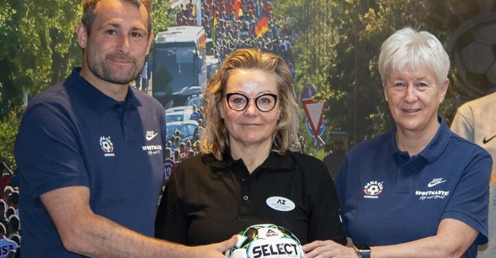 Sektionschef Lone Krogh Andersen har været på
besøg hos Dana Cup for at konfirmere samar-
bejdsaftalen. Sektionschefen er her flankeret af
salgskonsulent Thomas Hugo Møller og Dana
Cups direktør Jette Andersen.