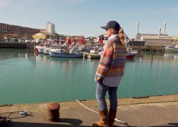 Eva Folkersen på Hirtshals Havn. Foto: TV2 Nord.