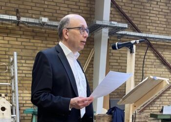 Bestyrelsesformand Jens Kirketerp Jensen fra Nordsøen Fri Fagskole bød velkommen på Vestkajen i Hirtshals.