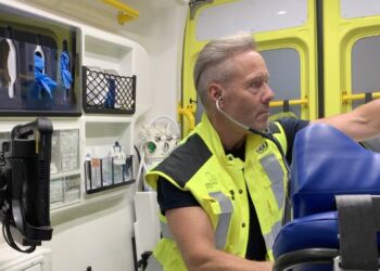 ”Vi har længe arbejdet for en professionsbachelor i paramedicin, så vi sikrer udviklingen af paramedicinerfaget, det præhospitale område og mulighed for paramedicinere i andre sundhedsfunktioner. Det vil betyde, at der også i fremtiden er nok varme hænder til landets borgere," siger Finn Christiansen, paramediciner og bestyrelsesmedlem i Reddernes Fagforening.
