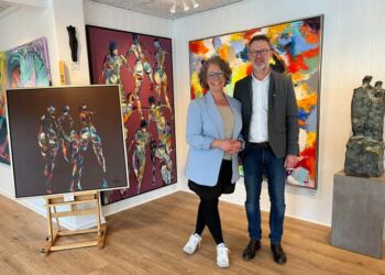 Galleristerne Chelina Bagger og Henrik Konnerup var spændte og glade ved den officielle åbning af Galleri &Os i Lønstrup. Foto: Niels Skipper.