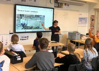 Lone Venderby fra Skoletjenesten ved Vendsyssel Historiske Museum underviste eleverne på HPR i brugen af kilder.