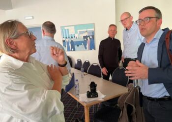 Formand Susanne Fibiger fra foreningen GERNOK ses her i snak med Andreas Karhula Lauridsen fra European Energy ved et borgermøde på Hotel Hirtshals. Foto (arkiv): Niels Skipper.