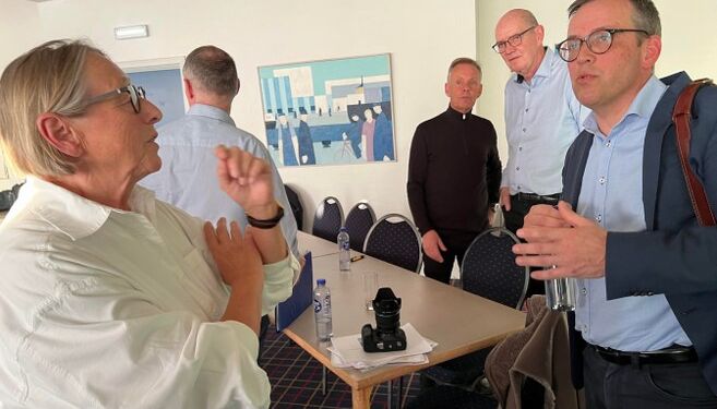 Formand Susanne Fibiger fra foreningen GERNOK ses her i snak med Andreas Karhula Lauridsen fra European Energy ved et borgermøde på Hotel Hirtshals. Foto (arkiv): Niels Skipper.