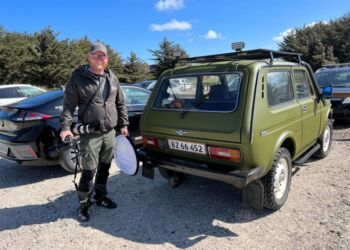 Henrik Risager ved sin flotte Lada Niva. Foto: Niels Skipper.
