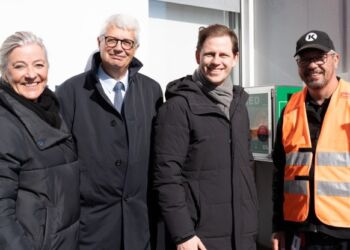 Anne Kaltoft, adm. direktør, Hjerteforeningen, Anker Laden-Andersen, formand, Melsen Fonden, Mads Duedahl, Regionsrådsformand (V), Region Nordjylland, Henrik Esben Pedersen, bestyrer, Circle K, Aalborgvej i Sæby. Foto: Hjerteforeningen.