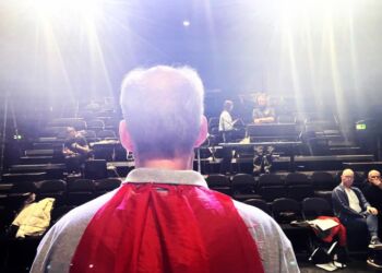 Jakob Højlev Jørgensen udfolder alene på scenen 15 roller. Foto: Palle W. Nielsen