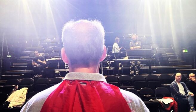 Jakob Højlev Jørgensen udfolder alene på scenen 15 roller. Foto: Palle W. Nielsen