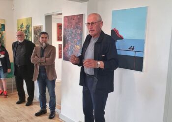 Ole Valsson bød som formand for Tværkulturel Venskabsforening i 2022 velkommen til udstillingen og gav dernæst ordet til Peter Duetoft. Foto: Helle Gaust.