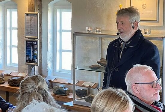 Troels Bidstrup Hansen har erfaringens og indsigtens evne til at fastholde tilhørerne, hvilket han igen gør ved Sommerudstillingen 2024 med Kunst på Fyret. Foto: Niels Skipper.