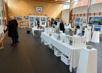 Ikke færre end et dusin spændende kunstnere har i påsken udstilling på Hirtshals Skole. Foto: Niels Skipper.