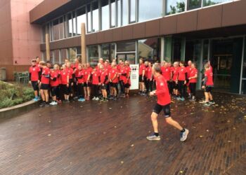 LIUF-løbere ved startområdet, da de modtog sponsorstøtte til trøjer af Hos Uffe Teatercaféen på Vendsyssel Teater. Arkivfoto: Palle W. Nielsen