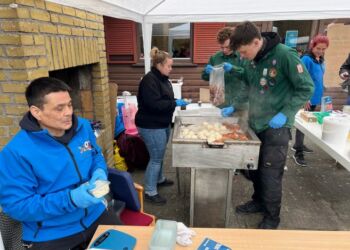 Fiskefrikadellerne fra Venmark Fisk dufter hvert år lækkert og smager pragtfuldt ved loppemarkedet i Hirtshals. Foto (arkiv): Niels Skipper.