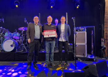 Jens Ole Mikkelsen (tv) fra Hirtshals Sparekasses Gavefond, Rasmus Jespersen fra Musik Under Trappen og afdelingsdirketør Kim Bærentsen fra Spar Nord i Hirtshals. Foto (arkiv): Niels Skipper.