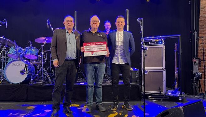 Jens Ole Mikkelsen (tv) fra Hirtshals Sparekasses Gavefond, Rasmus Jespersen fra Musik Under Trappen og afdelingsdirketør Kim Bærentsen fra Spar Nord i Hirtshals. Foto (arkiv): Niels Skipper.