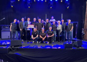 Her ses bestyrelsen fra Hirtshals Musikforening sammen med formand Jens Ole Mikkelsen fra Hirtshals Sparekasses Gavefond og afdelingsdirektør Kim Bærentsen fra Spar Nord samt Halberg & Friends før koncerten lørdag aften på Nordsøen Oceanarium. Foto: Niels Skipper.