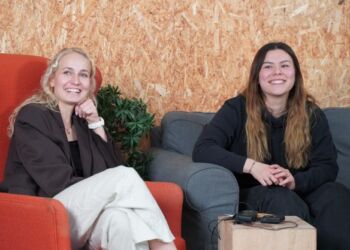 Michelle (25 år) og Julie (23 år) er veninder og frivillige trænere i Tåstrup Håndboldklub. De er to ud af i alt seks unge frivillige, som medvirker i en række korte kampagne-videoer. Foto: Jannik Vedel Johansen.