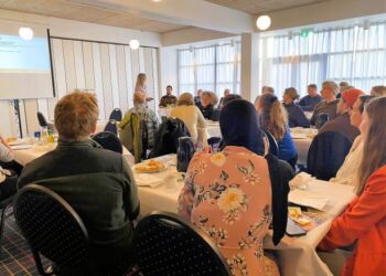 Frivillige samlet til briefing om Naturmødet. Foto: Leif Lund Jakobsen.