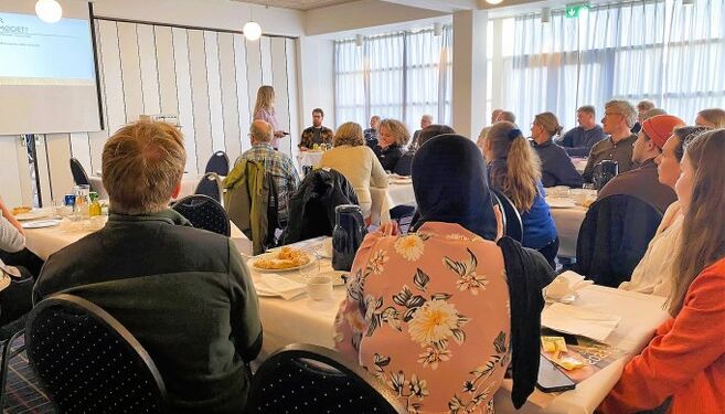 Frivillige samlet til briefing om Naturmødet. Foto: Leif Lund Jakobsen.