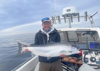 Team Nordjyderne fik i weekenden to store laks på krogen - dem måtte de pænt smide ud igen.
Foto: Privatfoto, Nicolai Kristensen.