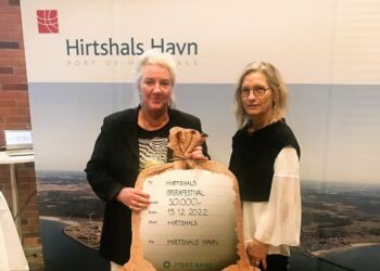 Lisbet Hvid Hermansen og Helle Løchte Hirtshals Operafestival ses her ved modtagelsen af et sponsorat fra Hirtshals Havn. Foto (arkiv): Skaga FM.