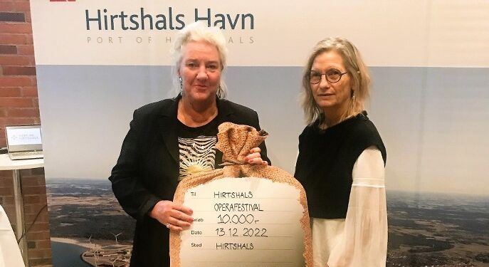 Lisbet Hvid Hermansen og Helle Løchte Hirtshals Operafestival ses her ved modtagelsen af et sponsorat fra Hirtshals Havn. Foto (arkiv): Skaga FM.