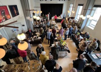 Mange fremmødte til åbning af påskeudstillingen i Sømandskirken. Foto: Niels Skipper.