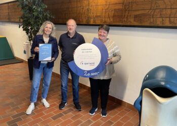 Fra venstre er det bankrådsmedlem Laila Zielke, centerleder Lars-Henrik Kristensen og Mette Haugaard Andersen fra Spar Nord.