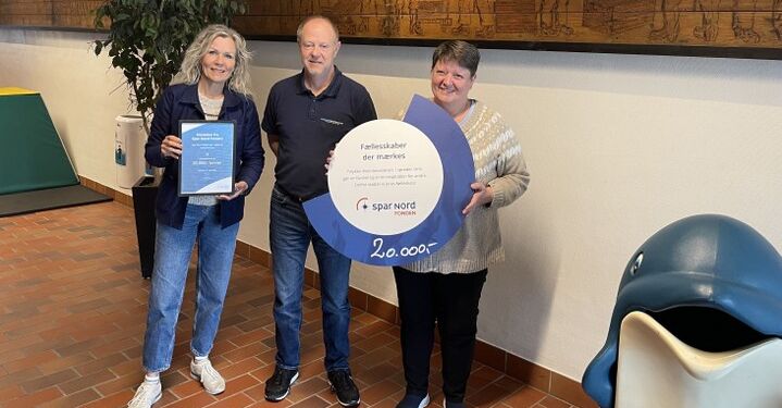 Fra venstre er det bankrådsmedlem Laila Zielke, centerleder Lars-Henrik Kristensen og Mette Haugaard Andersen fra Spar Nord.