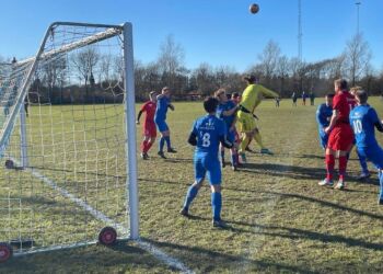 Tornbys målmand bokser effektivt væk efter et hjørnespark. Foto (Niels Chr. Jakobsen.