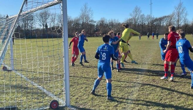 Tornbys målmand bokser effektivt væk efter et hjørnespark. Foto (Niels Chr. Jakobsen.