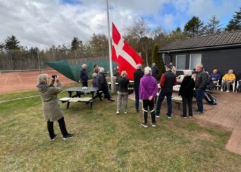 Standerhejsning med solstrejf hos Hirtshals Tennisklub. Foto: Niels Skipper.