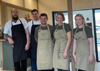 Sammen med personalet ses her i midten parret Christian Outzen og Jette Nielsen hos Restaurant VANDret.