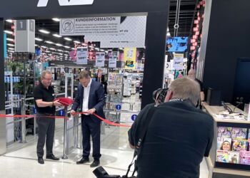 Direktør Mark Nielsen assisteret af varehuschef Jørgen Petersen klippede snoren. Foto: Palle W. Nielsen