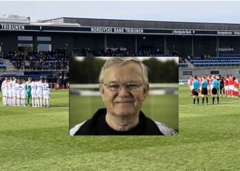 Spillerne stillede i respekt før kampen op ved midtcirklen for at mindes Arne Hessellund. Fotocollage: Palle W. Nielsen