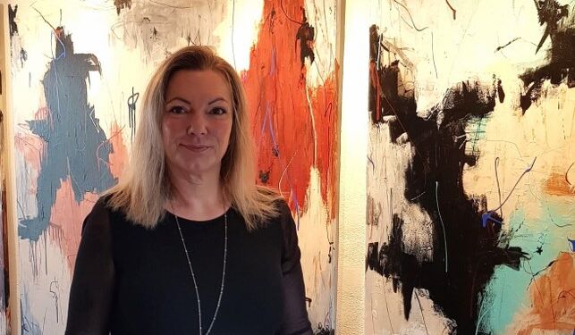 Line Elliott maler gerne på større lærreder. Privatfoto