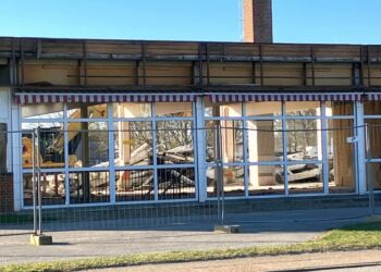 Bag de sidste vinduer arbejder den sidste besøgende ihærdigt med at fjerne et stykke historie i Hjørring. Foto: Palle W. Nielsen