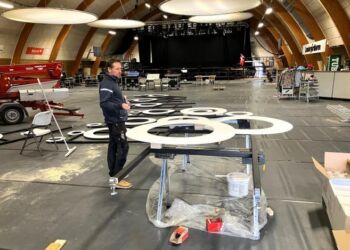 Scenen er på plads i Lundergård Hallen. Foto: Palle W. Nielsen