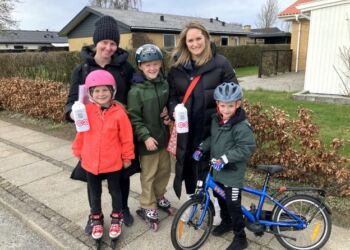 Julie med huen og Marie sammen med Sigga, Villum og Hjalte med cyklen. Foto: Palle W. Nielsen