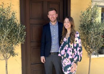 Kamilla og Simon Emil Schiøtt Christensen ses her foran deres Restaurant Konkret i Hjørring. Foto: Palle W. Nielsen