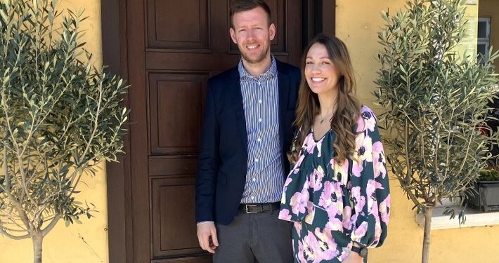 Kamilla og Simon Emil Schiøtt Christensen ses her foran deres Restaurant Konkret i Hjørring. Foto: Palle W. Nielsen