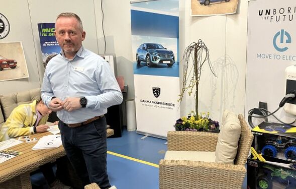 Johnny Lindrup Nielsen fra Bilhuset Hjørring på messe i Løkken. Foto: Arkiv.
