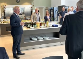 Borgmester Søren Smalbro byder velkommen ved at arrangement i kantinen på Rådhuset. Foto (arkiv): Palle W. Nielsen